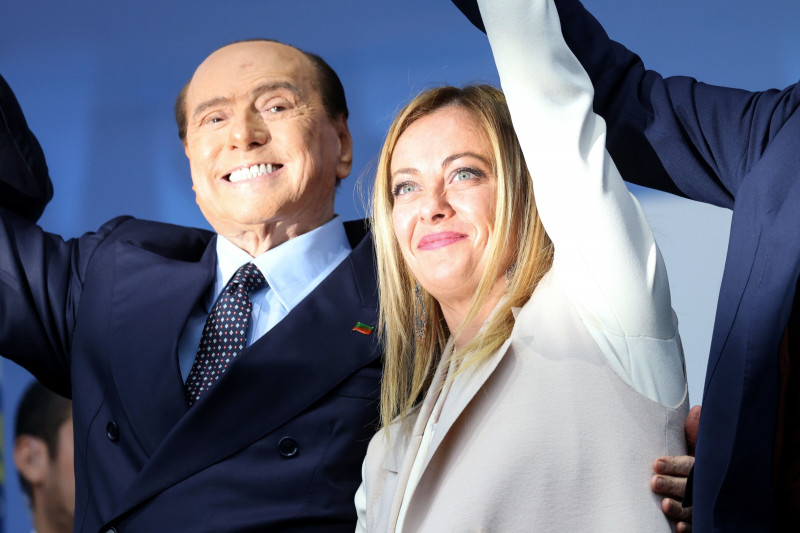 سيلفيو برلسكوني وجورجا ميلوني في لقاء للحملة الانتخابية في روما خلال سبتمبر الماضي 