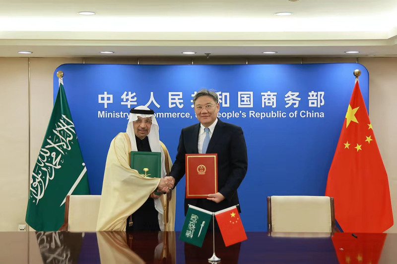 وزير الاستثمار السعودي خالد الفالح ووزير التجارة الصيني وانغ وينتاو يتبادلان نسخ إحدى الاتفاقيات، بكين، الصين، الأحد 10 ديسمبر