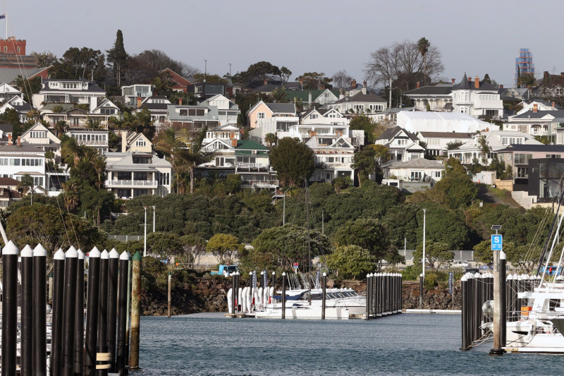 منطقة بونسونبي في أوكلاند، نيوزيلندا. يتوقع خبراء الاقتصادي أن تهبط أسعار المنازل في البلاد بنسبة 10% خلال السنة الحالية.
