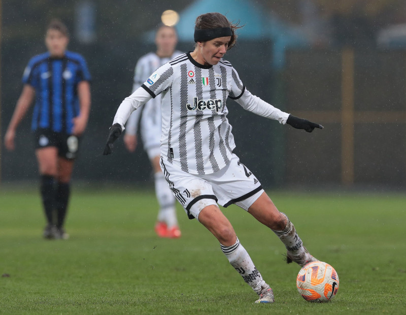 صوفيا يونغى بيدرسون، لاعبة خط الوسط المدافع بنادي "يوفنتوس" الإيطالي خلال إحدى المباريات.