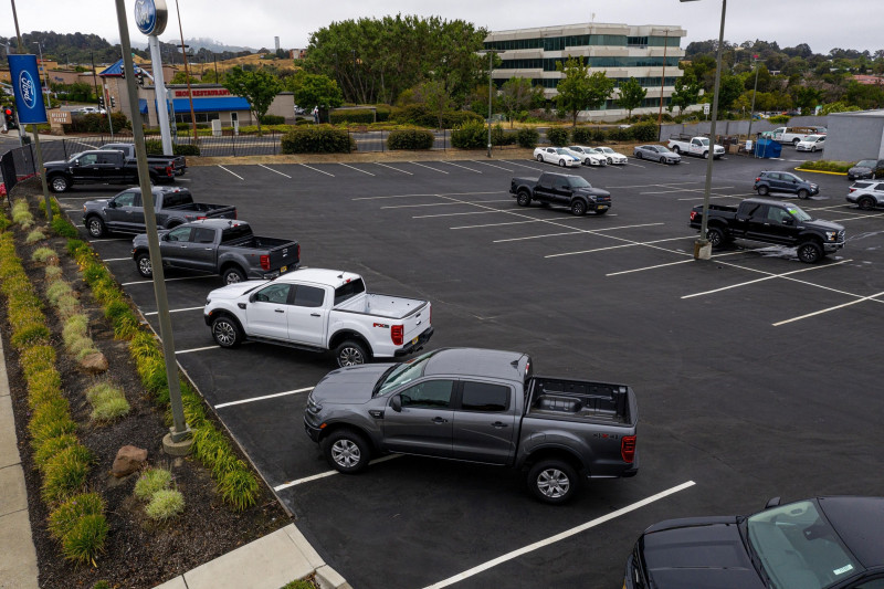  السيارات في ساحة شبه فارغة بمعرض مخصص لبيع السيارات في مدينة ريتشموند بولاية كاليفورنيا في يوليو الماضي