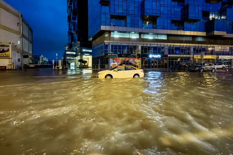 سيارة أجرة عالقة في أحد شوارع دبي المغمورة بالمياه