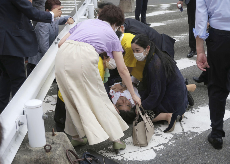 شينزو آبي مضرج بالدماء ومدد على الأرض بانتظار نقله إلى المستشفى بعد إطلاق النار عليه خلال خطاب في حدث انتخابي في مدينة "نارا" باليابان، في 8 يوليو 2022