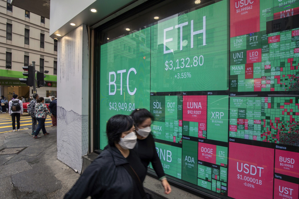 شاشة رقمية تعرض أسعار العملات الرقمية في هونغ كونغ