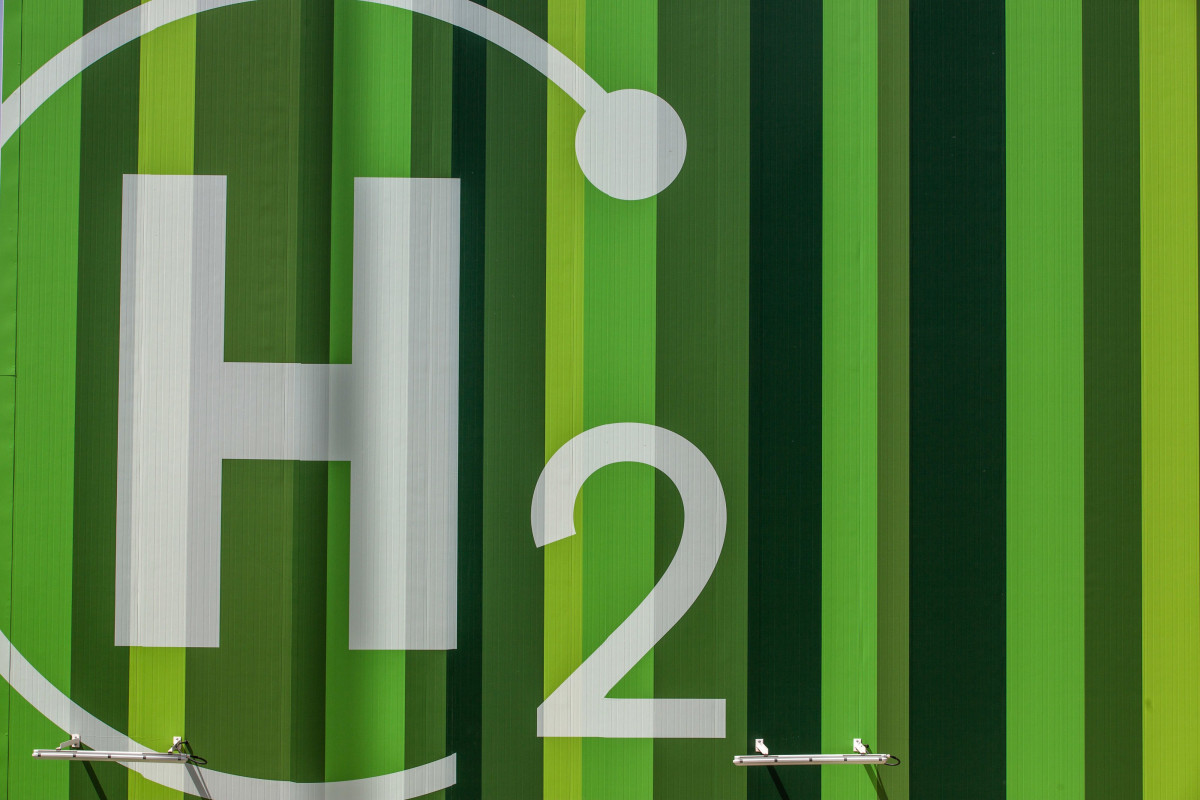 الرمز الكيميائي للهيدروجين على السطح الخارجي في منطقة المحرك الكهربائي خلال المراحل النهائية من بناء مصنع الهيدروجين الأخضر التابع لشركة "إبيردرولا بويرتولانو" في بورتولانو إسبانيا يوم الخميس 19 مايو 2022. 