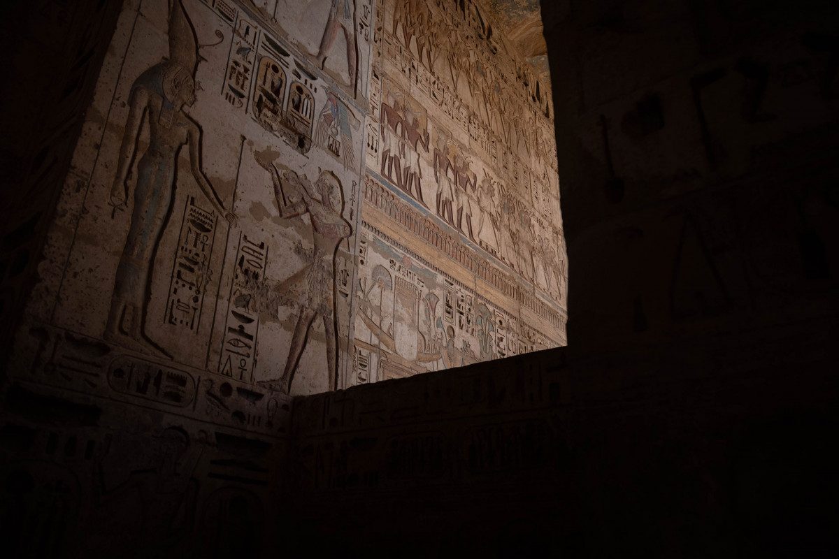الكتابات الهيروغليفية منقوشة في معبد هابو بالأقصر