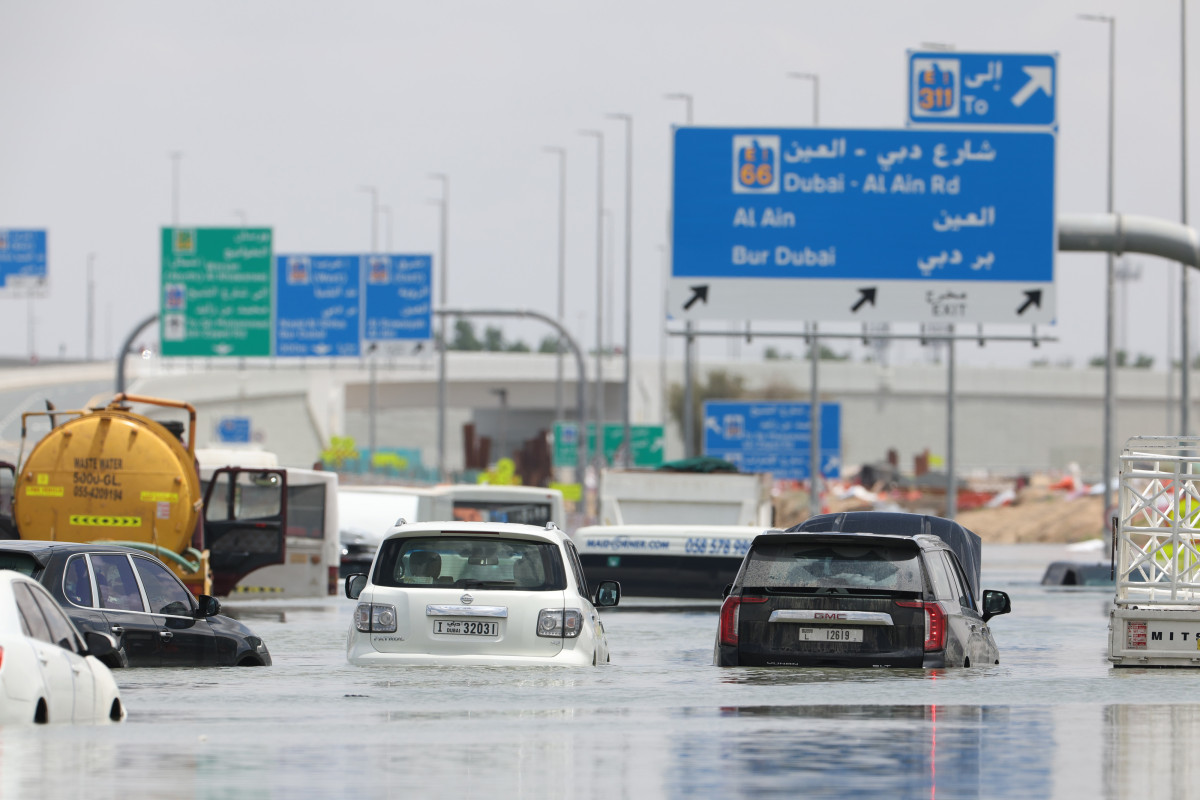أحد شوارع الإمارات غمر بالمیاه بفعل الأمطار الغزیرة