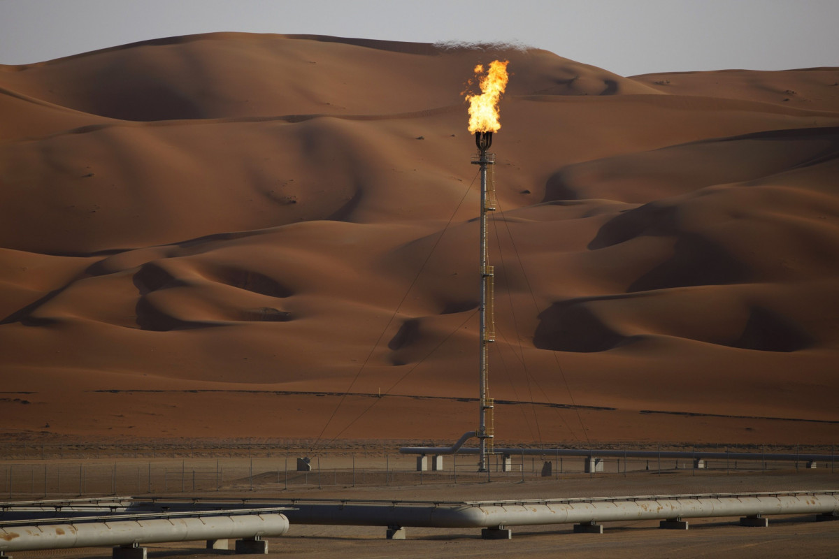 شعلة نيران في حقل الشيبة النفطي التابع لشركة أرامكو السعودية في صحراء الربع الخالي