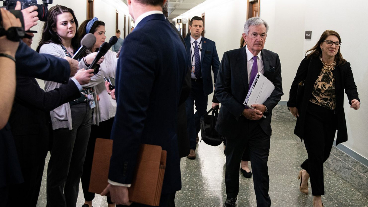 جيروم باول، يمين الوسط، يصل قبل جلسة استماع للجنة الشؤون المصرفية والإسكان والشؤون الحضرية في مجلس الشيوخ في واشنطن العاصمة، في 7 مارس 2023.